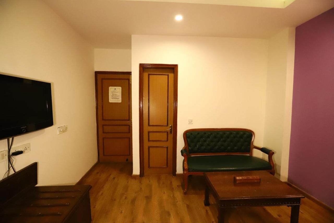 Hotel Ambica Palace Aiims New Delhi - Couple Friendly Local Id Accepted Bagian luar foto