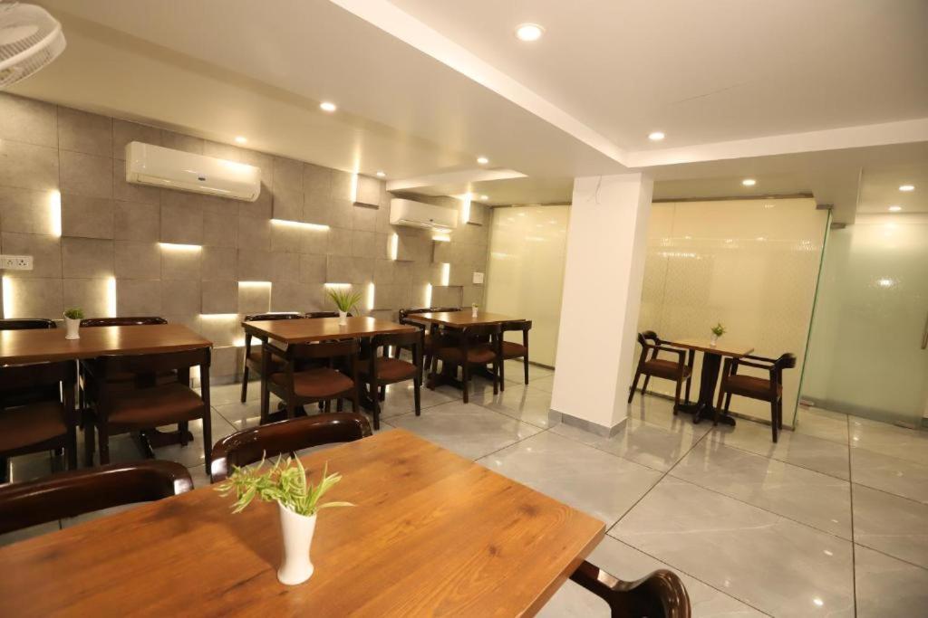 Hotel Ambica Palace Aiims New Delhi - Couple Friendly Local Id Accepted Bagian luar foto